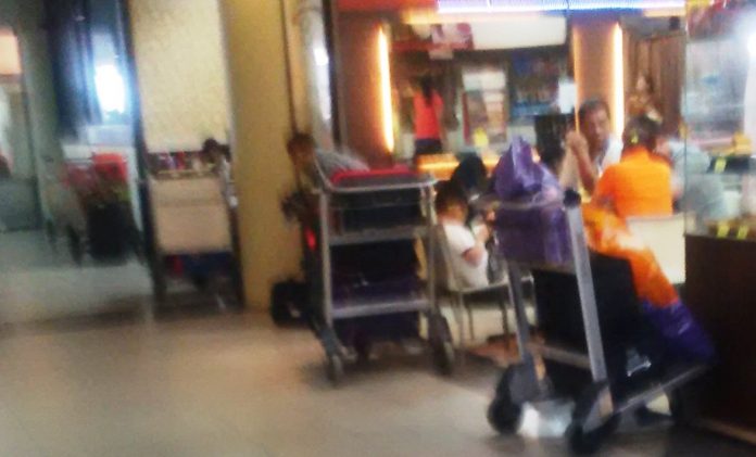 troli bandara Penumpang Pesawat