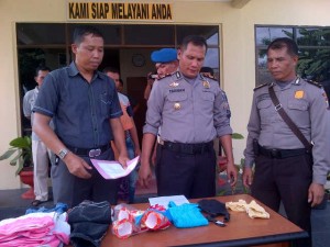 Kapolsek Tanjungpinang Barat AKP Paten Tarigan  memperlihatkan barang bukti kasus pencabulan(1)