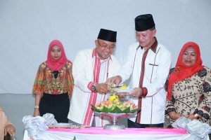 pemotongan tumpeng  lis dan syahrul walikota tanjungpinang