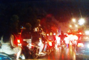 suasana macet dan hujan saat petasan kembang api di batam centre