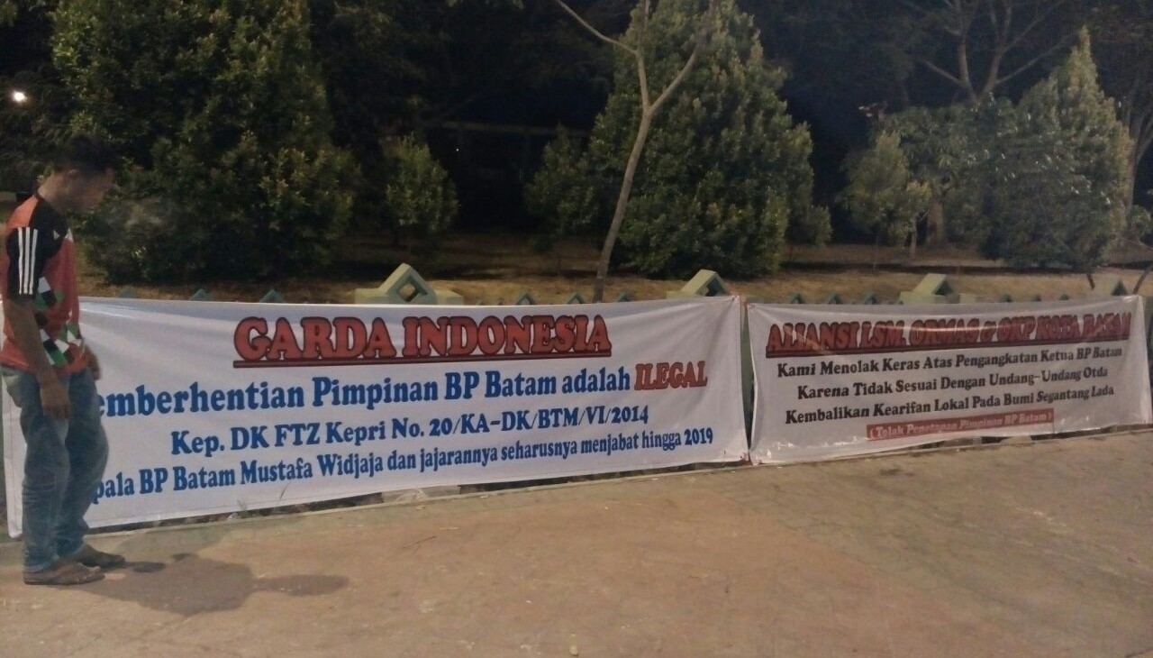 Tengah Malam, Spanduk Penolakan BP Batam Baru Mulai Terbentang