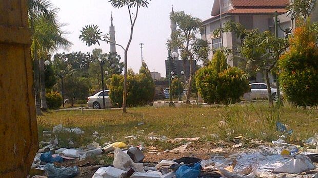 Sampah Berserakan di Halaman Belakang Kantor DPRD Kota Batam