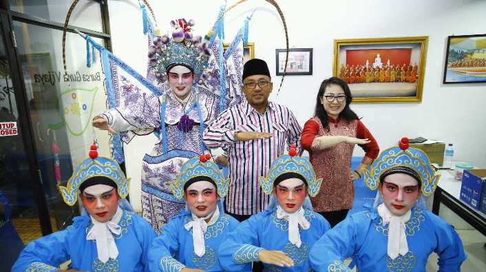 Lis Sumbang Lagu di Pentas Seni Ceng Beng Vihara Guna Vijaya