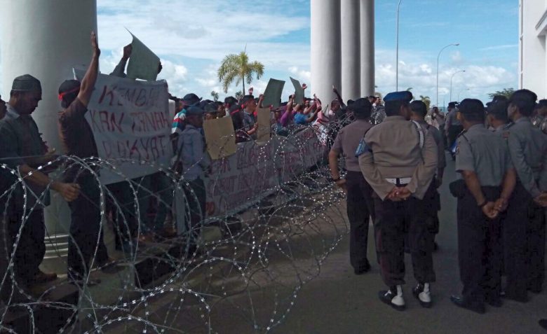Demo masyarakat di Gubernur Kepri