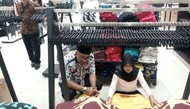 Kamu Tinggal Dimana? Tanya Lis ke Karyawan Hypermart Tanjungpinang