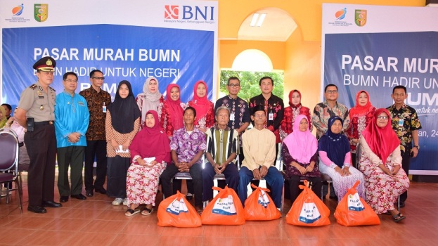 BNI Distrubusikan 15.500 Paket Sembako Murah di Teluk Kuantan Riau