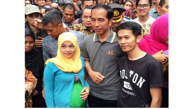 Liburan Bersama di Cibodas, Presiden Jokowi Didekati Ibu Hamil
