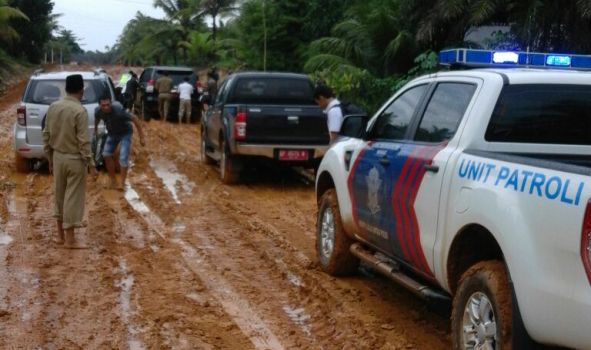 Mobil Gubernur Kepri “Terjebak Lumpur” Saat Kunjungan ke Natuna