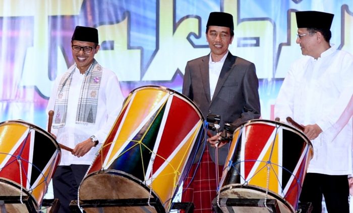 Tampil Berkain Sarung, Jokowi Hadiri Takbiran Idul Fitri di Kota Padang 
