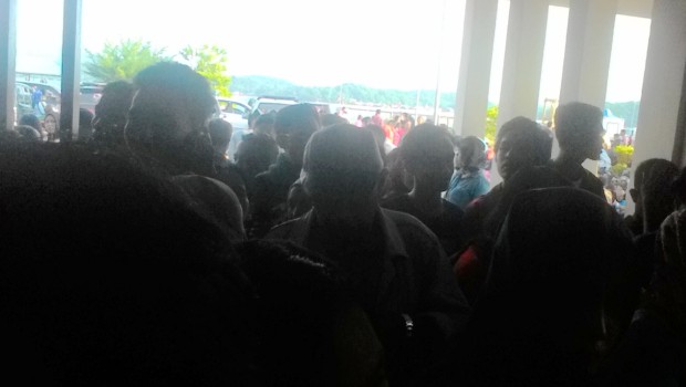 Akibat Rebutan Tiket Kapal RORO Lingga-Pinang Pecahkan Kaca Loket Tiket