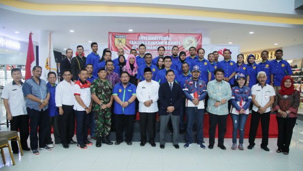 Walikota Tanjungpinang foto bersama pengurus Forki Tanjungpinang