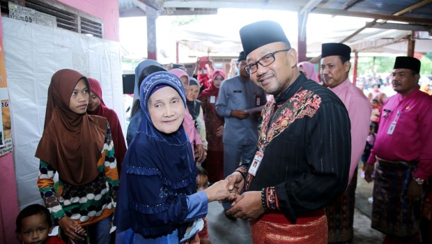 Walikota Bagikan Kartu KIS ke Warga Miskin di Tanjungpinang