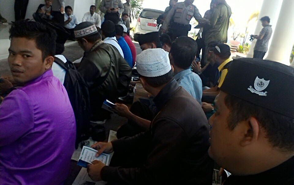 Protes.. Dosen dan Staff UMRAH Yasinan di Kantor Gubernur Kepri 