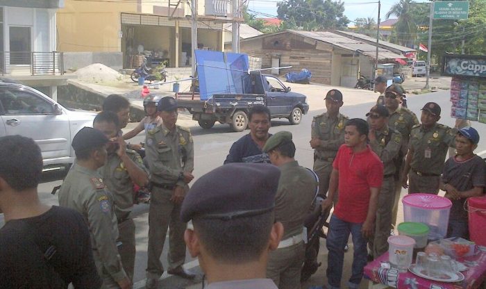 Adu Mulut Satpol PP Tanjungpinang Tertibkan PKL depan Pengadilan 