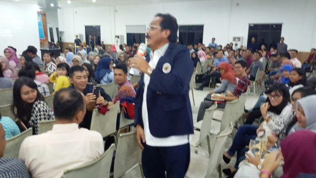 Bahas MEA , Gubernur Nurdin “Stand Up Comedy” di Kampus Unrika
