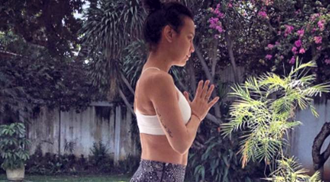 Tanpa “Baju” Sophia Latjuba Pamer Salto di Instgram