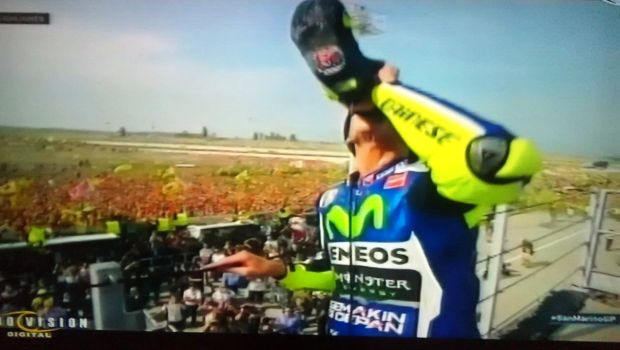 Gagal Juara di MotoGP San Marino, Rossi Minum Wine Pakai Sepatu
