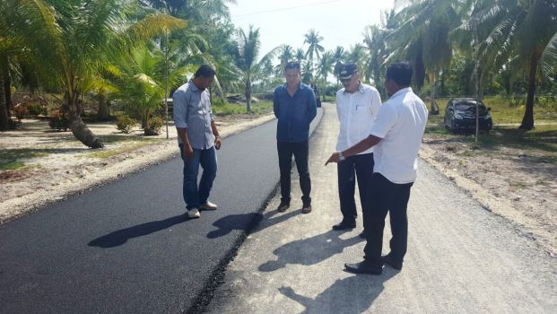 Tinjau Pengaspalan Jalan di Desa Cemaga Natuna, Ini Komentar Bupati