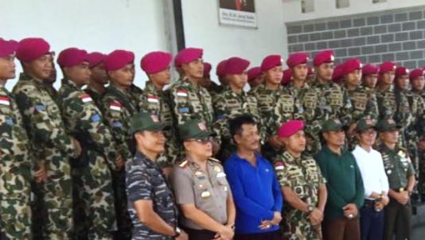 Walikota Batam Unjuk Kemampuan Menembak saat Perpisahan Danyon Marinir