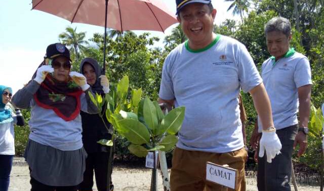 Wabup Ngesti Canangkan Aksi Tanam Bakau di Pesisir Pantai Natuna 