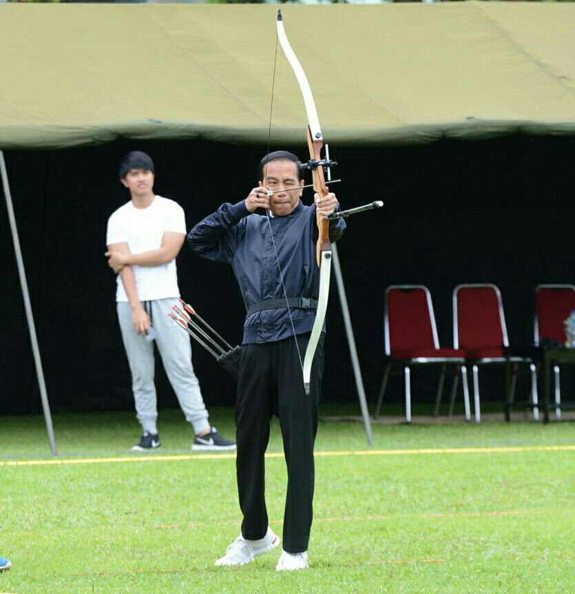 Jokowi belajar Memanah