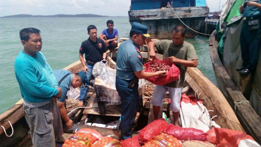 Tim WFQR Lantamal IV Amankan Bawang Selundupan Malaysia dari KM Rizky Indah