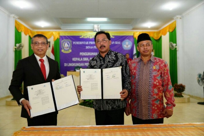 Pelajar Lingga Berprestasi Diberi Beasiswa, Gubernur Ingatkan Guru Jangan KKN