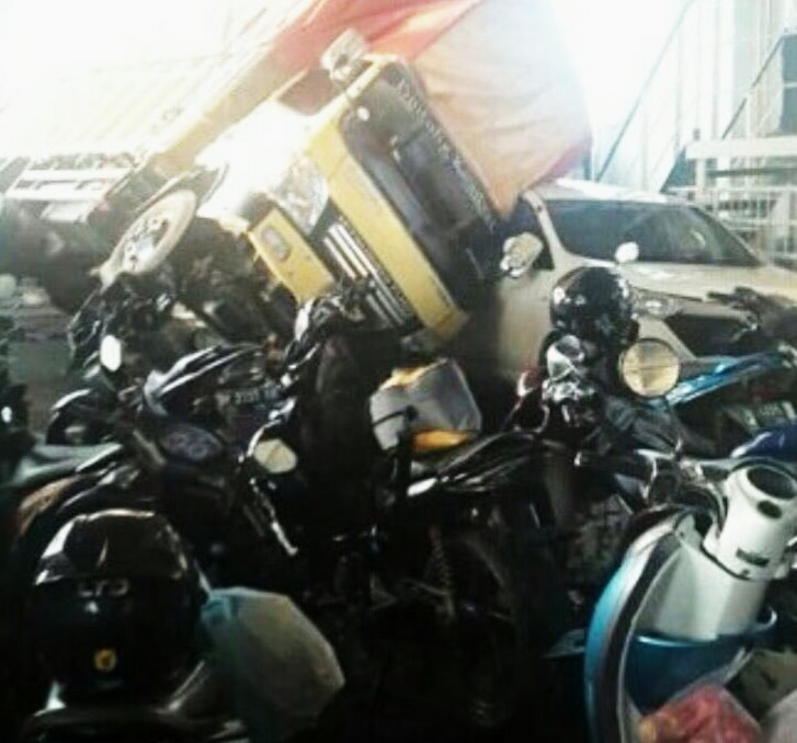 FOTO Gelombang Besar Mobil Di Dalam Kapal RoRo Tanjung Uban Batam Terbalik