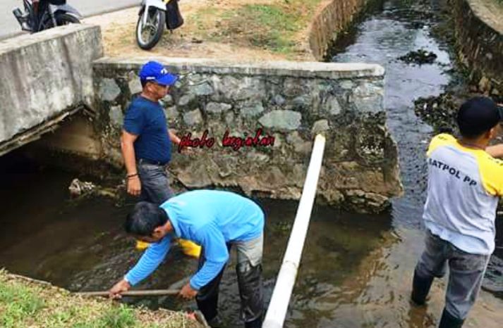 Bupati Lingga Alias Wello Turun ke Parit Agar Lingga Raih Adipura Buana