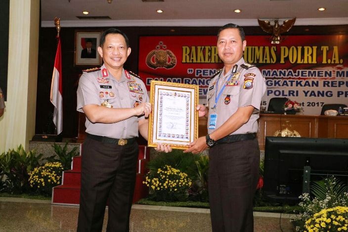 Selamat.. Humas Polda Kepri Terima Penghargaan dari Kapolri Tito Karnavian
