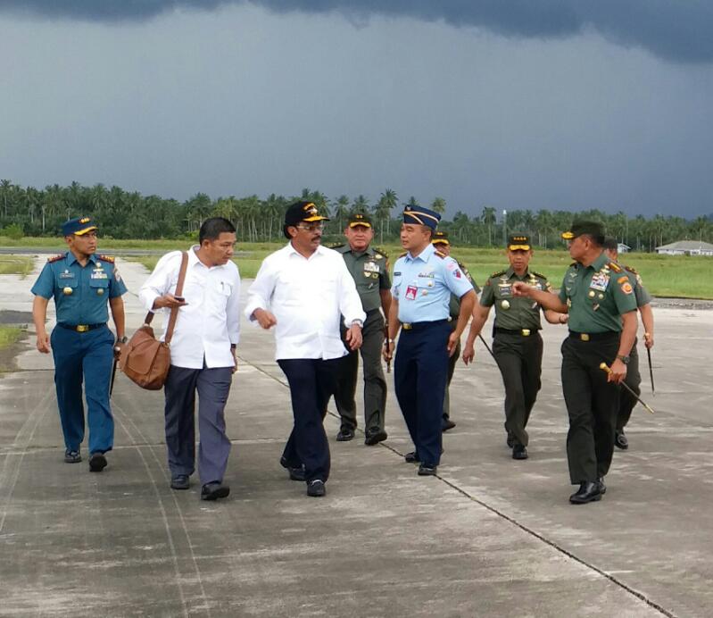 Bupati Natuna Hamid Saat Menyambut Panglima TNI di Lanud Raden Sadjad