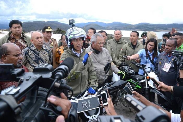 Catatan “Blusukan” Jokowi ke Papua, Kapan Ada Pos Lintas Batas di Natuna