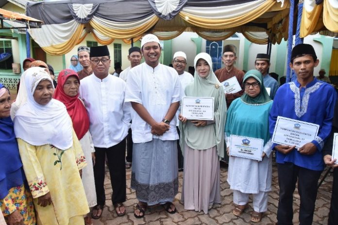 Bupati Bintan dan Warga Penerima Bantuan Ramadhan
