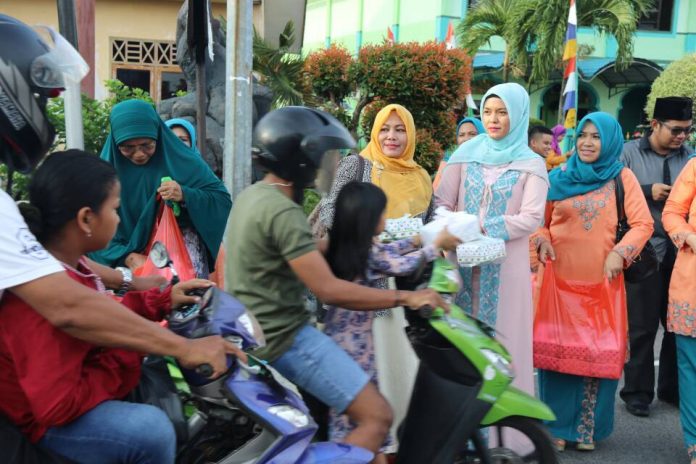 PKK Bintan bagi bagi takjil berbuka
