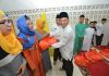 Sekda Serahkan 40 Paket Sembako Dhuafa di Tanjung Duku Dompak