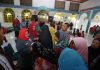Ketua LKKS Noor Lizah Nurdin Serahkan Paket PKH di Pulau Terong Karimun