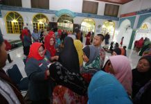 Ketua LKKS Noor Lizah Nurdin Serahkan Paket PKH di Pulau Terong Karimun