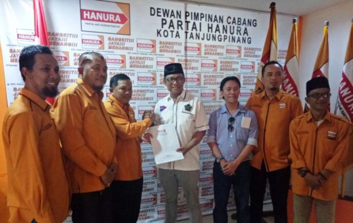 Ramon Damora saat mengembalikan berkas ke Partai Hanura Tanjungpinang