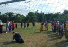 Ibu-Ibu Persit Yonif Raider 136/TS Batam, Main Sepak Bola Kasti Pakai Sarung