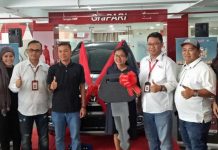 Telkomsel Serahkan Hadiah Mobil Untuk Pemenang Traktir Nasional Periode Pertama Telkomsel Serahkan Hadiah Mobil Untuk Pemenang Traktir Nasional