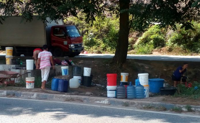 warga simpang dam batam mandi di jalan raya