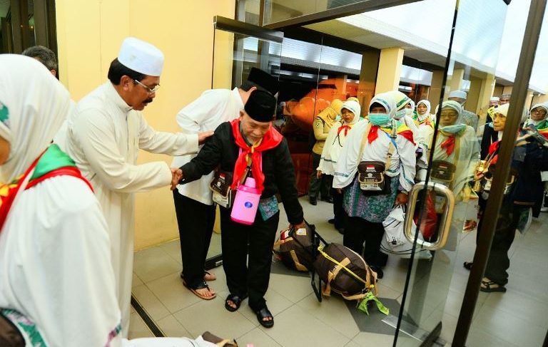 Gubernur Beri Piagam dan Sajadah saat Sambut Jamaah Kloter I Embarkasi Batam