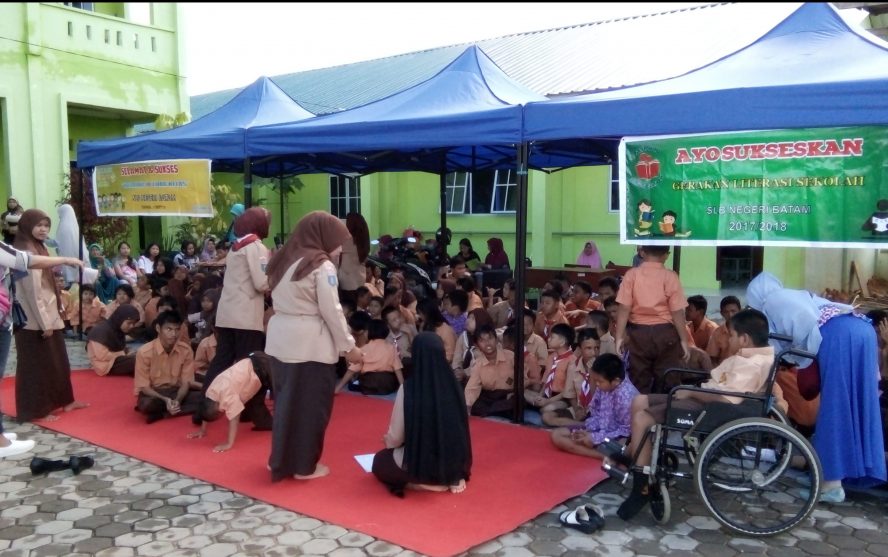 Guru SLB Negeri Batam , Ajarkan Gerakan Literasi Sekolah