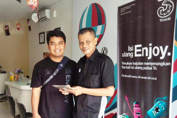 Hari Pelanggan, Jajaran Direksi Tri Indonesia Langsung Melayani Pelanggan