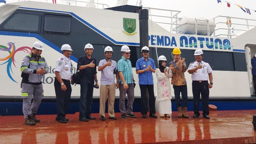 Tepuk Tangan Bersama Tanda Peluncuran Kapal Fery Cepat Milik Pemkab Natuna