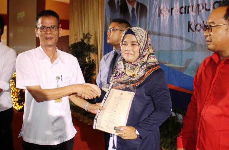 76PENYERAHAN SERTIFIKAT PEKERJA Rudi Sakiakirti