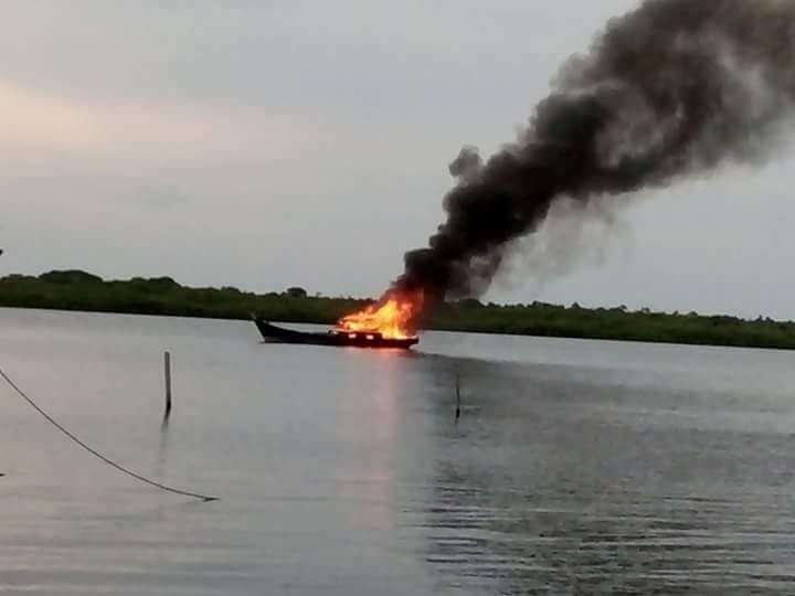 Nelayan Serasan Natuna Main Hakim Sendiri Bakar Kapal Diduga Kapaal Bom Ikan