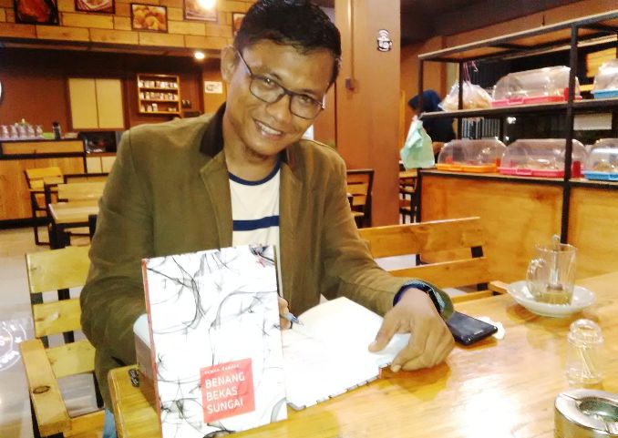 Luar Biasa..Buku Puisi “Benang Bekas Sungai” Ramon Damora 16 Besar Indonesia