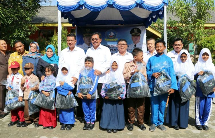 Disaksikan Gubernur Kepri Bupati Bintan Serahkan Seragam Gratis di SDN 03 Bintan Utara