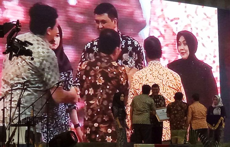 News Video: Wakili Mitra Media, PWI Kepri Serahkan Piagam ke Irjen Sam Budigusdian